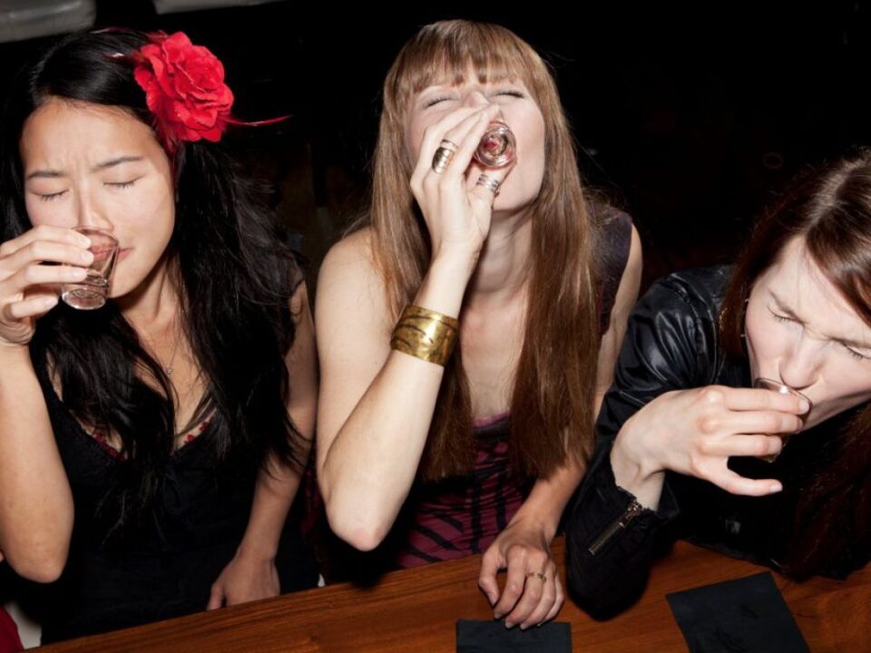To combat alcoholism, a woman must pierce relationships with friends drinking